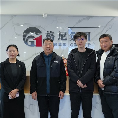 مشتری اندونزیایی در{0}}بازرسی محل در کارخانه مواد تیتانیوم GNEE